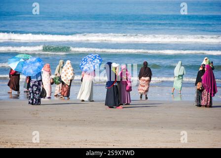 Femmes regardant la mer sur Kuta Beach, Bali, vêtues d'une tenue traditionnelle Banque D'Images
