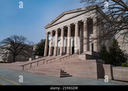 Washington, D.C. (États-Unis) - juin. 5, 2025 : les visiteurs sortent sur les marches à la sortie Madison NW de la National Gallery of Art. Banque D'Images