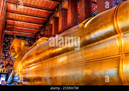 Bouddha couché doré coloré, temple Wat Pho, Bangkok, Thaïlande. Temple construit dans les années 1600 Bouddha couché construit en 1832. Banque D'Images