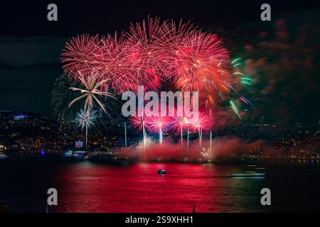 Feux d'artifice au-dessus du Bosphore, Istanbul, Turquie Banque D'Images