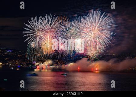 Feux d'artifice au-dessus du Bosphore, Istanbul, Turquie Banque D'Images