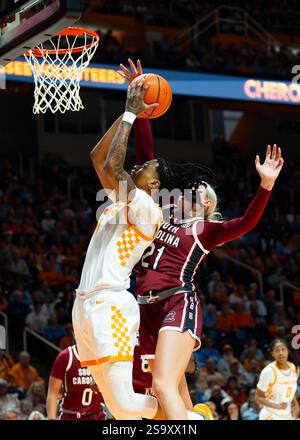 27 janvier 2025 : Chloe Kitts (21 ans) des South Carolina Gamecocks bloque la tentative de tir de Samara Spencer (7 ans) des Tennessee Lady vols lors du match de basket-ball de la NCAA entre les volontaires de l'Université du Tennessee Lady et les Gamecocks de l'Université de Caroline du Sud à Thompson Boling Arena à Knoxville TN Tim Gangloff/CSM Banque D'Images