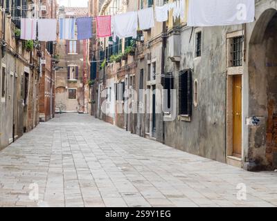 Italie, Venise. Rues de Venise avec linge traînant à sécher. Banque D'Images