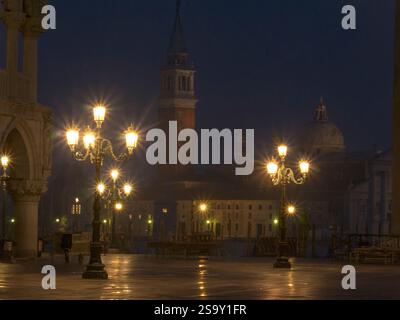 Italie, Venise. Piazza San Marco de Venise la nuit en Italie. Banque D'Images