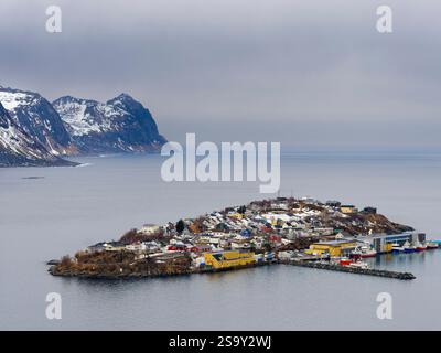 Village Husoy à Oyfjorden. L'île de Senja pendant l'hiver dans le nord de la Norvège. Banque D'Images