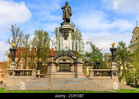 Pologne, Varsovie, quartier de Srodmiescie, Krakowskie Przedmiescie, Adam Mickiewicz Monument. Le monument néo-classique a été construit en 1897-1898 Banque D'Images