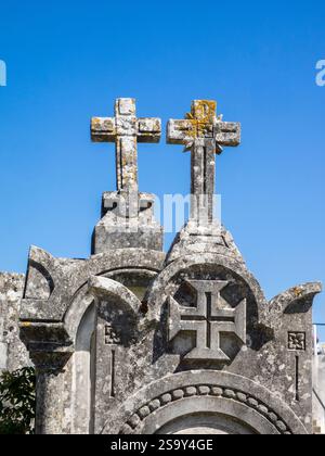 Traversez au sommet d'une ancienne pierre tombale dans le cimetière du Castelo de Ourem, un monument national portugais. Banque D'Images