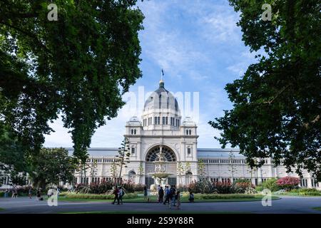 Un groupe de personnes se réunit devant la fontaine par un après-midi ensoleillé au Royal Exhibition Building à Melbourne, en Australie. Banque D'Images