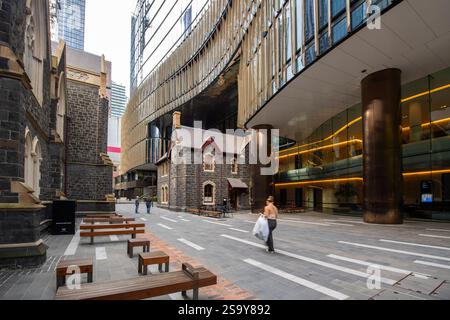 Ancien bâtiment historique de Manse en pierre à Wesley place construit en 1859 se trouve au milieu d'un immeuble de bureaux moderne du XXe siècle à Melbourne, en Australie Banque D'Images