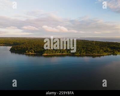 Péninsule de Viimsi : vue aérienne du continent estonien depuis la mer Baltique. Banque D'Images