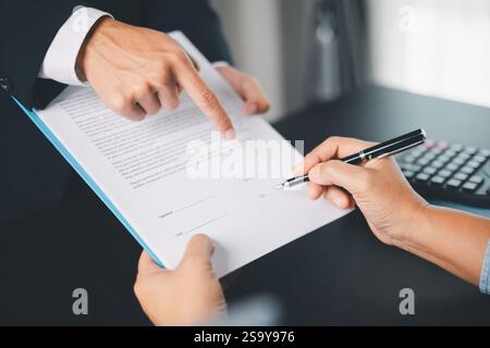 Les gens d'affaires signant le contrat faisant affaire avec le concept d'agent d'assurance-vie pour le plan d'épargne d'assurance-vie d'assurance-santé consultant. Approuvé s Banque D'Images