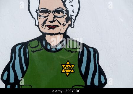 Rome, Italie, Italie. 27 janvier 2025. Murale intitulée ''antisémitisme, histoire en répétition'' créée par l'artiste AleXsandro Palombo, représentant la sénatrice à vie Liliana Segre avec Sami Modiano, située près du Musée de la Shoah à Rome. (Crédit image : © Andrea Ronchini/Pacific Press via ZUMA Press Wire) USAGE ÉDITORIAL SEULEMENT! Non destiné à UN USAGE commercial ! Banque D'Images