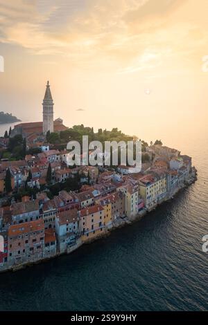 Vue aérienne de Rovinj - Rovivno au coucher du soleil. Rovinj, Istrie, côte Adriatique, Croatie. Banque D'Images
