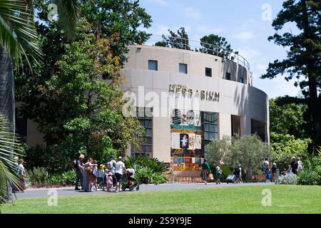 Les familles avec de jeunes enfants passent devant l'herbier national, les jardins botaniques royaux de Melbourne, Australie Banque D'Images
