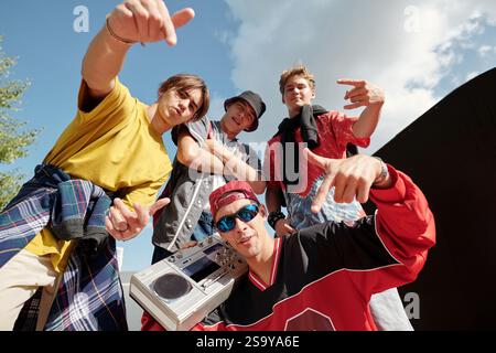 Groupe d'amis posant avec Boom Box à l'extérieur Banque D'Images