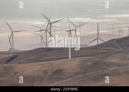 Le parc éolien d'Altamont Pass en Californie du Nord avec de nombreuses éoliennes générant de l'énergie éolienne. Banque D'Images