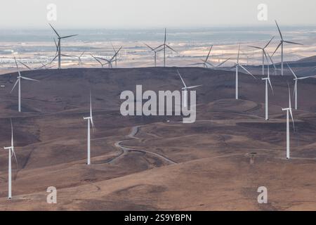 Le parc éolien d'Altamont Pass en Californie du Nord avec de nombreuses éoliennes générant de l'énergie éolienne. Banque D'Images
