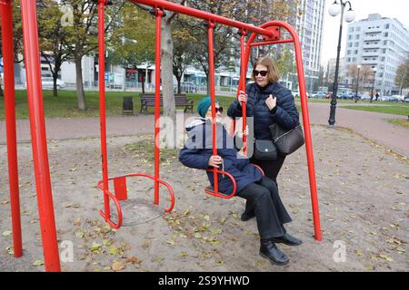 Deux femmes seniors bénéficiant d'ride sur des balançoires dans le parc, des personnes âgées, la retraite d'amis Banque D'Images