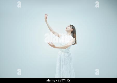 Jeune femme dansant gracieusement Banque D'Images