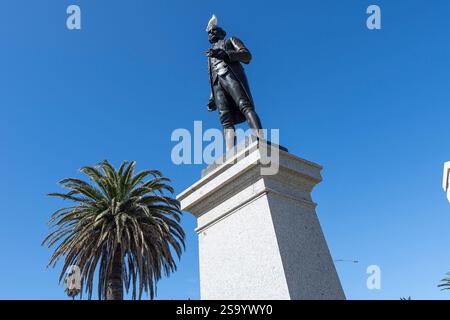 Statue du Capitaine James Cook Memorial avec mouette, bord de mer de St Kilda par une journée ensoleillée, Melbourne, Australie Banque D'Images