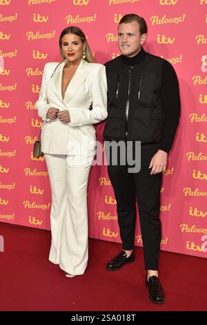 Georgia Kousoulou et Tommy Mallet assistent à ITV Palooza!, au Royal Festival Hall de Londres, en Angleterre. 12 novembre 2019 Banque D'Images