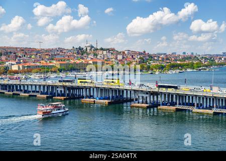 Le pont Ataturk sur la Corne d'Or à Istanbul, Turquie Banque D'Images