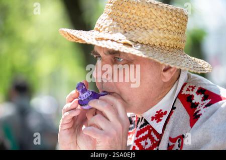 Biélorussie, le village de Lyaskovichi. 20 août 2022. Une célébration des cultures nationales. Portrait d'un biélorusse dans un chapeau de paille avec un m national Banque D'Images