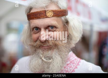 Biélorussie, le village de Lyaskovichi. 20 août 2022. Une célébration des cultures nationales. Portrait d'un grand-père slave âgé avec une barbe. dans na Banque D'Images