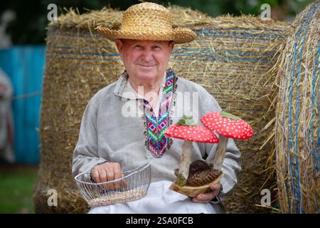 Biélorussie, le village de Lyaskovichi. 20 août 2022. Une célébration des cultures nationales. Portrait d'un vieux grand-père biélorusse dans un chapeau de paille Banque D'Images