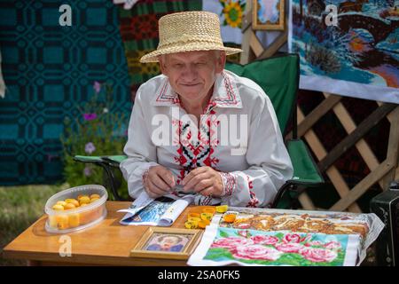 Biélorussie, le village de Lyaskovichi. 20 août 2022. Une célébration des cultures nationales. Portrait d'un vieux grand-père biélorusse avec broderie Banque D'Images