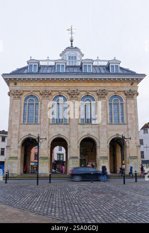 Abingdon County Hall Museum with Cars in motion, Abingdon-on-Thames, Oxfordshire, Angleterre, Royaume-Uni Banque D'Images