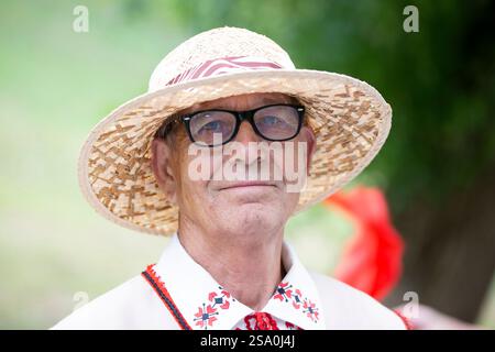 Biélorussie, le village de Lyaskovichi. 20 août 2022. Une célébration des cultures nationales. Portrait d'un biélorusse dans un chapeau de paille. Banque D'Images