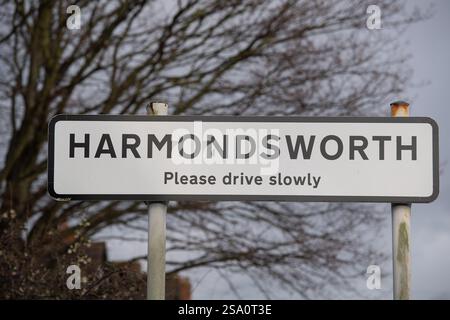 Harmondsworth, Royaume-Uni. 28 janvier 2025. Le village pittoresque de Harmondsworth à West Drayton près de Londres Heathrow. La chancelière Rachel Reeves devrait annoncer demain qu'elle et le gouvernement travailliste sont favorables à la construction de la troisième piste d'atterrissage de Londres Heathrow. Si la proposition était approuvée, cela signifierait que le village de Harmondsworth serait gravement touché par la troisième piste, car le village serait effectivement coupé en deux par la piste. Crédit : Maureen McLean/Alamy Live News Banque D'Images