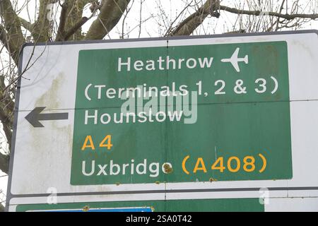Harmondsworth, Royaume-Uni. 28 janvier 2025. Un panneau pour l'aéroport de Heathrow près du village de Harmondsworth à West Drayton près de Londres Heathrow. La chancelière Rachel Reeves devrait annoncer demain qu'elle et le gouvernement travailliste sont favorables à la construction de la troisième piste d'atterrissage de Londres Heathrow. Si la proposition était approuvée, cela signifierait que le village de Harmondsworth serait gravement touché par la troisième piste, car le village serait effectivement coupé en deux par la piste. Crédit : Maureen McLean/Alamy Live News Banque D'Images