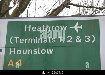 Harmondsworth, Royaume-Uni. 28 janvier 2025. Un panneau pour l'aéroport de Heathrow près du village de Harmondsworth à West Drayton près de Londres Heathrow. La chancelière Rachel Reeves devrait annoncer demain qu'elle et le gouvernement travailliste sont favorables à la construction de la troisième piste d'atterrissage de Londres Heathrow. Si la proposition était approuvée, cela signifierait que le village de Harmondsworth serait gravement touché par la troisième piste, car le village serait effectivement coupé en deux par la piste. Crédit : Maureen McLean/Alamy Live News Banque D'Images