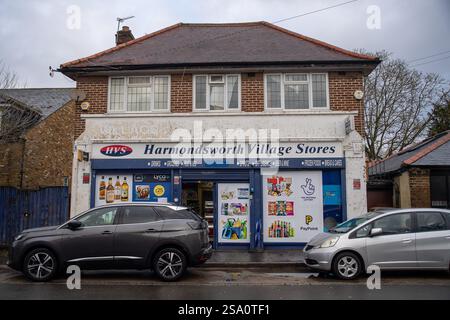 Harmondsworth, Royaume-Uni. 28 janvier 2025. Magasins Harmondsworth Village dans le village pittoresque de Harmondsworth à West Drayton près de Londres Heathrow. La chancelière Rachel Reeves devrait annoncer demain qu'elle et le gouvernement travailliste sont favorables à la construction de la troisième piste d'atterrissage de Londres Heathrow. Si la proposition était approuvée, cela signifierait que le village de Harmondsworth serait gravement touché par la troisième piste, car le village serait effectivement coupé en deux par la piste. Crédit : Maureen McLean/Alamy Live News Banque D'Images