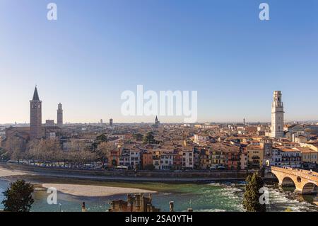 La ligne d'horizon de Vérone (vue du Museo Archeologico al Teatro Romano) Banque D'Images