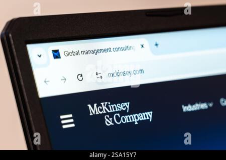 New York, États-Unis - 26 janvier 2025 : le site Web de McKinsey and Company est affiché sur un écran d'ordinateur portable, présentant les services de conseil en gestion mondiale Banque D'Images
