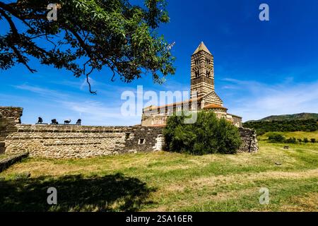 Façade de l'église Basilique de la Sainte Trinité de Saccargia, Basilica della Santissima Trinità di Saccargia, l'un des plus importants romans Banque D'Images