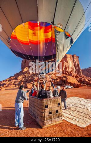 Vol en montgolfière près de Spearhead Mesa à Monument Valley, Arizona, États-Unis Banque D'Images