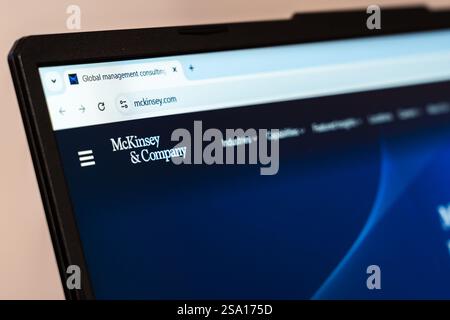 New York, États-Unis - 26 janvier 2025 : le site Web de McKinsey and Company est affiché sur un écran d'ordinateur portable, présentant les services de conseil en gestion mondiale Banque D'Images