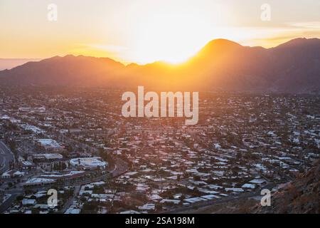Vue au sommet de la montagne sur Palm Desert près de Rancho Mirage et Palm Springs dans le sud de la Californie. Banque D'Images