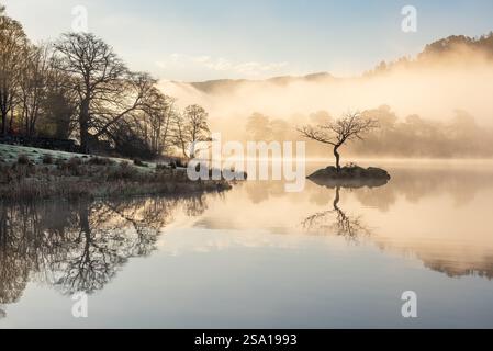 Réflexions du matin brumeuses à Rydal Water dans le Lake District, Royaume-Uni. Banque D'Images