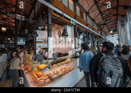 Le Mercado de San Miguel de 110 ans ( 1915 ), un marché en fer dans le centre de Madrid, Espagne Banque D'Images
