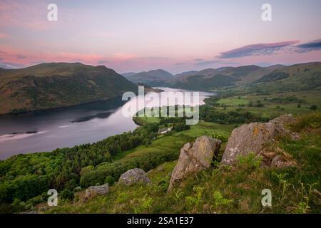Ciel violet un matin calme regardant au-dessus d'Ullswater de Gowbarrow est tombé dans le Lake District, Royaume-Uni. Banque D'Images