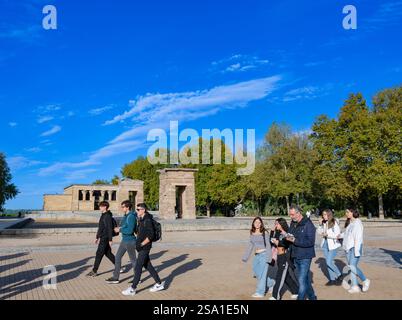 Templon de Debod (Temple de Debod) dans les jardins paysagers du Parque del Oeste, Madrid. Espagne Banque D'Images