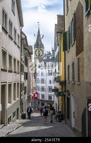 Ruelle étroite dans la vieille ville de Zurich, derrière la tour de l'église paroissiale historique de Saint Pierre, vieille ville, Zurich, Suisse, Europe Banque D'Images