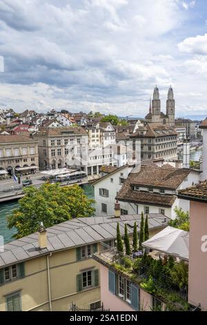 Vue sur la ville, panorama, Limmat et Grossmuenster, depuis Lindenhof, vieille ville de Zurich, Suisse, Europe Banque D'Images