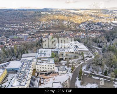 Vue aérienne d'une ville enneigée à la lisière d'une forêt avec de grands complexes de construction dans une atmosphère hivernale, Dehoga Campus, Calw- Wimberg, Calw di Banque D'Images