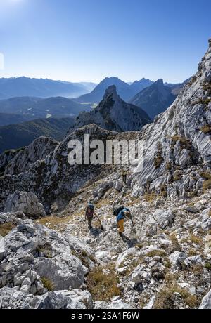 Alpinistes sur un sentier de randonnée, paysage de montagne automnal, ascension à la grosse Arnspitze, Arnplattenspitz à l'arrière, près de Scharnitz, Bavière, Ger Banque D'Images